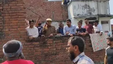 बगैरकिसी सक्षमन्यायालय केस्थगन आदेशके स्थानीय पुलिस ने विपक्षी से मिलीभगत पीड़ित केछत परहो रहेनिर्माण कार्य कोरुकवा दिया