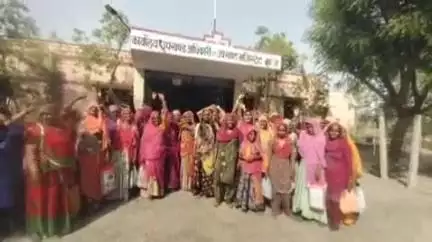 मारवाड़ जंक्शन: मारवाड़ जंक्शन उपखंड कार्यालय में महिला नरेगा श्रमिकों ने कम रेट आने पर शुरू किया विरोध प्रदर्शन