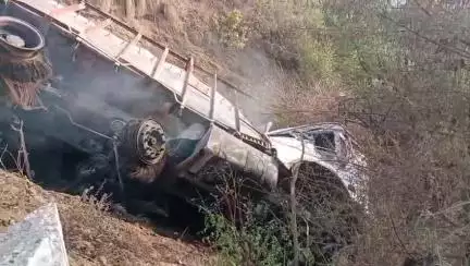 गोटेगांव: बेलखेड़ी शेड नदी के पास शराब से भरा ट्रक पलटा, आग लगने से हड़कंप