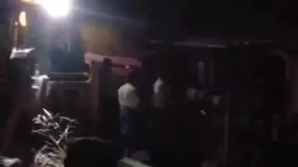 ராசிபுரம்: முள்ளுக்குறிச்சியில் சுற்றுலா வேன் கவிழ்ந்து ஏழு பேர் காயம்