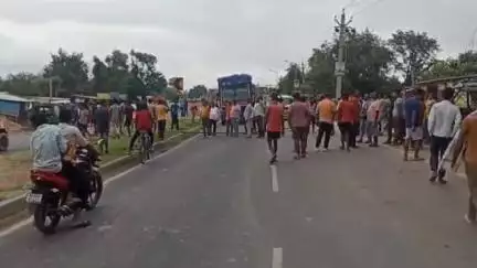 साहेबपुर कमाल: कूरहा के पास आक्रोशित लोगों ने NH जाम कर किया प्रदर्शन