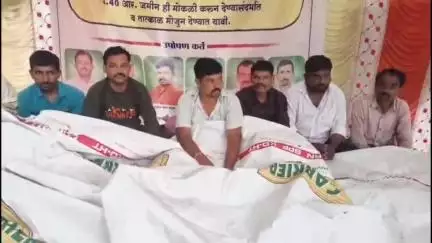 मेहकर: मुंदेफळ येथील स्मशानभूमीची अधुरी एक कहाणी! अवकाळी पावसात ग्रामस्थांचे आमरण उपोषण #jansamasya