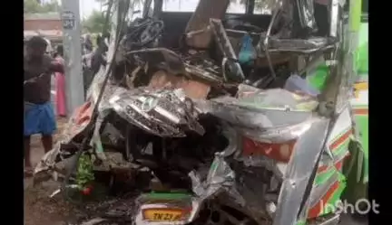 வேப்பந்தட்டை: திருச்சி-சென்னை தேசிய நெடுஞ்சாலையில் முருக்கன்குடி பிரிவு பாதையில் வேன் மீது லாரி மோதி 19 பேர் படுகாயம்