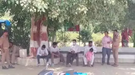 लहरपुर: लहरपुर क्षेत्र में 2 माह से आतंक मचाए बाघ को वन विभाग की टीम ने रेस्क्यू ऑपरेशन करके पिंजड़े में किया कैद
