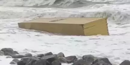 കരുനാഗപ്പള്ളി: കടലിൽ മറിഞ്ഞ കപ്പലിൽ നിന്നുള്ള കണ്ടെയിനറുകൾ ചെറിയഴീക്കൽ തീരത്ത് അടിഞ്ഞു