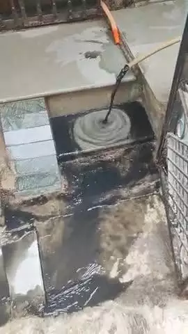 खिलचीपुर नगर परिषद द्वारा किया जा रहा है नगर के लोगों की जिंदगी से खिलवाड़। जिस पानी को जानवर भी पीना पसंद नहीं करते।