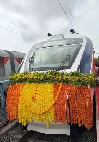 Speeding Through Culture, Powered by Progress✨🚆
Beautifully decorated with flowers, the Veraval (Somnath) to Ahmedabad (Sabarmati) #VandeBharatExpress is ready to embark on its inaugural journey from Veraval Station in Gujarat.
