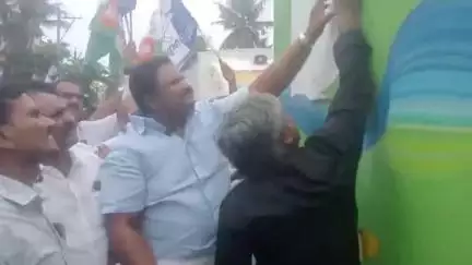 అమలాపురం  కలెక్టరేట్ వద్ద రేషన్ పంపిణీ పిడియు వాహనాలను కొనసాగించాలని వైసిపి ఆధ్వర్యంలో నిరసన