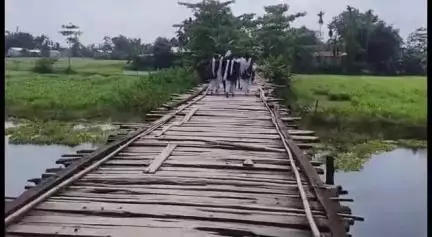 কলগাছিয়া: বালিকুৰি গাঁৱৰ এখন কাঠৰ দলঙে জীয়াতু ভোগাইছে ৰাইজৰ লগতে ছাত্ৰ-ছাত্ৰীক, ঘোৰ নিদ্ৰাত জনপ্ৰতিনিধি তথা প্ৰশাসন #jansamasya