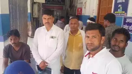 कुटुंबा: रिसियप के बिजहर मोड़ के समीप पिकअप की टक्कर से घायल हुए बाइक सवार मजदूर का इलाज जिला पार्षद ने निजी खर्च से कराया