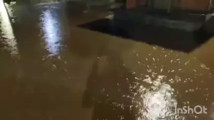 खालापूर: खोपोलीत पावसाचा हाहाकार
खोपोलीत रात्रभर ढगफुटी प्रमाणे पाऊस
नदी नाले तुडुंब भरून पावसाचे पाणी काहींच्या घरात घुसले