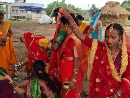 #चुआ पंचायत के रावत टोला में महिलाओं ने किया बट सावित्री व्रत, बर वृक्ष की पूजा कर मांगी सुहाग की लंबी उम्र@#@@
