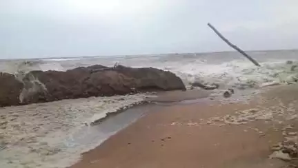 ചാവക്കാട്: കടപ്പുറം പഞ്ചായത്തിൽ കടലേറ്റം രൂക്ഷമായി, തീരത്തെ വീടുകളിലേക്ക് തിരയടിച്ച് കയറി