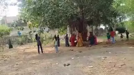 करेरा: पति की लंबी उम्र की कामना को लेकर महिलाओं ने की पूजा अर्चना, करैरा के रेस्ट हाउस परिसर में वट वृक्ष पर बांधा लाल धागा