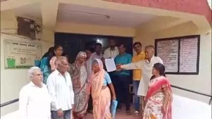 भिवापूर: सिद्धार्थ नगर परिसरातील झोपडपट्टीत पावसाचे पाणी जाण्यासाठी खेल नाली तयार करण्याच्या मागणीचे मुख्याधिकारी यांना निवेदन