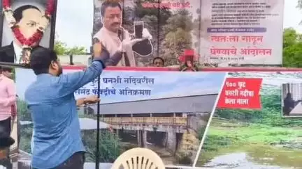 परळी: परळी नगर परिषदेसमोर विविध मागण्यासाठी स्वतःला गाडून घेऊन अनोखे आंदोलन सुरू