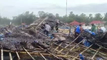ചാവക്കാട്: കാറ്റിലും മഴയിലും ബ്ലാങ്ങാട് ബീച്ചിൽ വ്യാപക നാശനഷ്ടം, ബി.ബി.സി ടൂറിസം ഷെഡ് തകർന്നു, ഒരു ലക്ഷം രൂപയുടെ നഷ്ടം