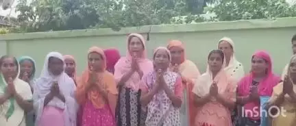নগৰবেৰা: নগৰবেৰাৰ ১ নং উত্তৰ চেখাদাৰী গাঁৱত গীত গাই মুখ্যমন্ত্ৰীৰ পৰা অৰুণোদয় আঁচনিৰ ধন বিচাৰিলে একাংশ আচনি বঞ্চিত মহিলাই
