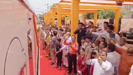 The inaugural run of #VandeBharatExpress leaves Veraval Station amidst cheer and pomp 🚅

#RaiInfra4Gujarat
#railminindia