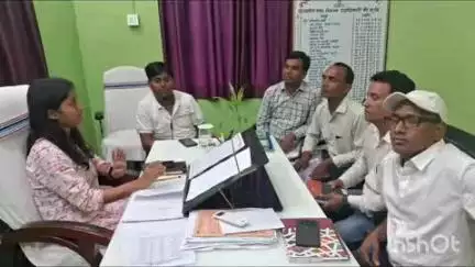शंभूगंज: बीडीओ ने आवास सहायकों के साथ की बैठक, कार्यों की समीक्षा की