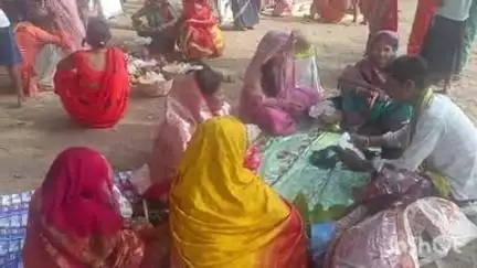 घोसी: घोसी प्रखंड परिसर स्थित शिव मंदिर के पास सुहागिन महिलाओं ने की वट सावित्री पूजा