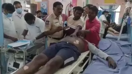 భిక్కనూర్: బిక్కనూరులోని సాంఘిక సంక్షేమ పాఠశాల వసతి గృహంలో విద్యుత్తు వైర్లు తగిలి ఒకరు మృతి, మరొకరికి గాయాలు