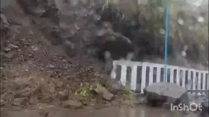 खालापूर: रसायनीत मुसळधार पाऊस,द्रुतगती महामार्गांवर दरड कोसळली