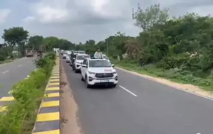 ఎల్లారెడ్డి: సరస్వతీ పుష్కరాలకు భారీ కాన్వాయ్ తో బయలుదేరిన ఎల్లారెడ్డి ఎమ్మెల్యే మదన్ మోహన్ రావు