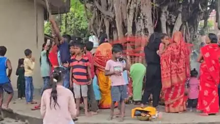 सिमरी बख्तियारपुर: सिमरी बख्तियारपुर में सुहागिन महिलाओं ने वट सावित्री पर्व उत्साह और उमंग के साथ मनाया