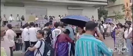 পলাশবাৰী: আজাৰাৰ ই-কম টাৱাৰত হাহাকাৰ,
৮.৩০ পৰা হ'বলগীয়া পৰীক্ষা আৰম্ভ নোহোৱাত শিক্ষার্থীৰ মাজত হাহাকাৰ