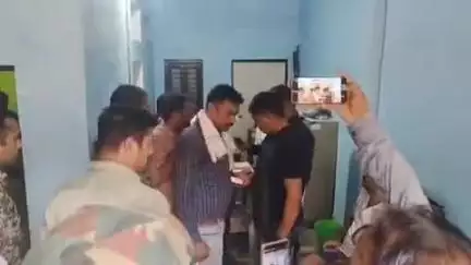 नौगांव: किसान की शिकायत पर लोकायुक्त टीम ने नैगुवा के पटवारी के घर पर छापा मारा