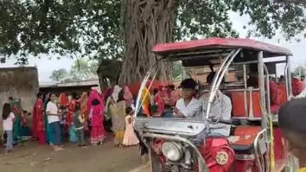 पबरा ग्राम के महिलाओं के द्वारा अपने पति की लंबी आयु हेतु वट सावित्री की पूजा अर्चना कर पति लंबी आयु की कामना की,