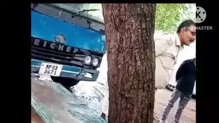 पिछोर: पिछोर थाने में पदस्थ ASI अरविंद यादव का रिश्वत लेते वीडियो वायरल, गाली-गलौज करते दिखे