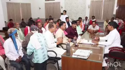 कुरवाई: क्षेत्र के एक दर्जन से अधिक नागरिकों ने विभिन्न समस्याओं के समाधान के लिए विधायक को दिए आवेदन
