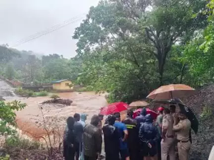 दापोली: दापोली येथील कोंडीच्या पुलावरून तरुण पुरात वाहून गेला; शोध कार्य सुरू
