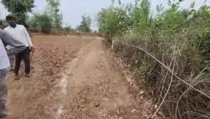 पटेरा: सतरिया-दतिया मार्ग पर शासकीय भूमि का ग्रामीणों की मौजूदगी में हुआ नाप, कब्जाधारी भूमि छोड़ने को तैयार नहीं