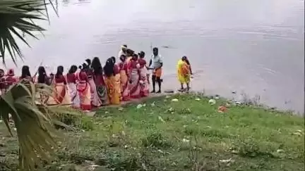পাড়া: ফলহারিনী কালী পূজো উপলক্ষে পাড়া থানার অন্তর্গত পাড়া ইটাকড়া কালী মন্দিরে কলশ যাত্রার মাধ্যমে পূজোর সূচনা করা হলো