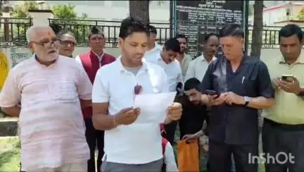 डुंडा: वरुणाघाटी के 10 गांवों के ग्रामीण साल्ड-उपरीकोट मोटर मार्ग की बदहाली को लेकर डीएम कार्यालय पहुंचे #Jansamasya
