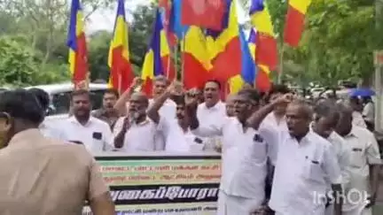 மதுரை தெற்கு: செல்லம்பட்டி வட்டார வளர்ச்சி அலுவலரை கண்டித்து ஆட்சியரகம் முன்பு பாமகவினர் போராட்டம்