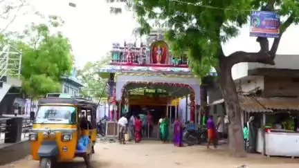திருச்செந்தூர்: செட்டியாபத்து ஐந்து வீடு சுவாமி கோவில் வளாகத்தில் கீழே கிடந்த 15 சவரன் தங்க நகையை மீட்டு கோவில் நிர்வாகத்திடம் இஸ்லாமியர் ஒப்படைத்தார்.