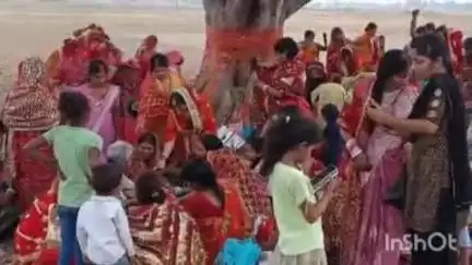 हसपुरा: हसपुरा के टाल, हसपुरा ब्लॉक मंदिर परिसर सहित विभिन्न जगहों पर महिलाओं ने पति के सुखद जीवन के लिए वट वृक्ष की पूजा की