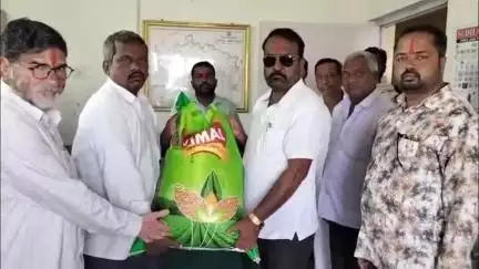 ಭಾಲ್ಕಿ: ಸಾಯಗಾಂವ ಗ್ರಾಮದ ರೈತ ಸಂಪರ್ಕ ಕೇಂದ್ರದಲ್ಲಿ ಕೃಷಿ ಇಲಾಖೆಯಿಂದ ರೈತರಿಗೆ ಮುಂಗಾರು ಬಿತ್ತನೆಗಾಗಿ ಬೀಜ ವಿತರಣೆಗೆ ಚಾಲನೆ