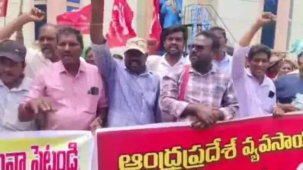 ఉపాధి హామీ వేతన బకాయిలు తక్షణమే విడుదల చేయాలని కోరుతూ అమలాపురంలో ఏపీ వ్యవసాయ కార్మిక సంఘం ఆధ్వర్యంలో ధర్నా