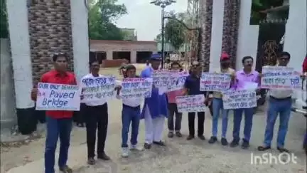 শালতোড়া: ঈশ্বরডার দামোদর নদীর উপর পাকা সেতুর দাবি নিয়ে শালতোড়ায় বিডিও অফিসে ডেপুটেশন 
#jansamasya