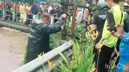 മീനച്ചിൽ: കനത്ത ഒഴുക്കിൽ ഈരാറ്റുപേട്ടയിൽ മീനച്ചിലാറ്റിലൂടെ ഒഴുകിയെത്തിയ പാമ്പിനെ പിടികൂടി