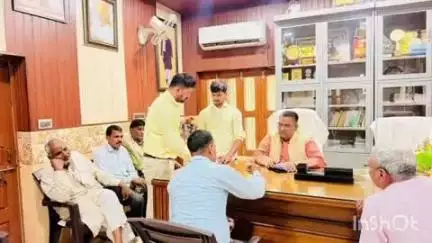 डिबाई: डिबाई विधायक सीपी सिंह ने अपने कैम्प कार्यालय पर जनता की जनसमस्याएं सुनीं, अधिकारियों को दिए दिशा निर्देश