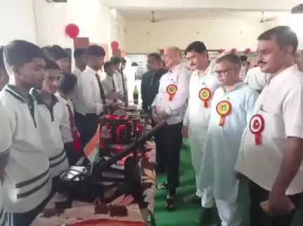 राजातालाब: गोविंदपुर के इंटर कॉलेज में लगी विज्ञान प्रदर्शनी, छात्रों के मॉडल देखकर पूर्व विधायक सुरेन्द्र नारायण सिंह हुए हैरान