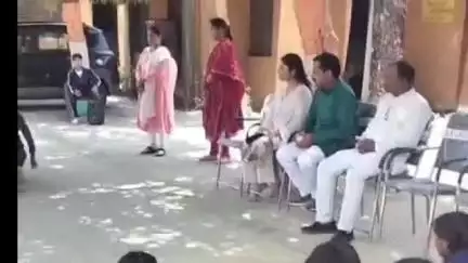 हाटा: सुकरौली बीआरसी में छात्राओं ने प्रस्तुत किया सांस्कृतिक कार्यक्रम, लोगों ने की सराहना