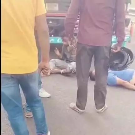 दुर्गावती: भेरिया मोड़ के पास NH-19 पर ट्रक की टक्कर से बाइक सवार तीन युवक गंभीर रूप से घायल