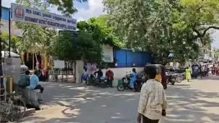 குடியாத்தம்: குடியாத்தம் லிங்குன்றம் பகுதியில் சாலையோர கடையில் வாங்கிய பூரி உருளைக்கிழங்கில் பல்லி 11 வயது சிறுமி குடியாத்தம் அரசு மருத்துவமனையில் அனுமதி